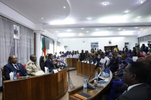 Paul Atanga en réunion avec les chefs traditionnels du littoral