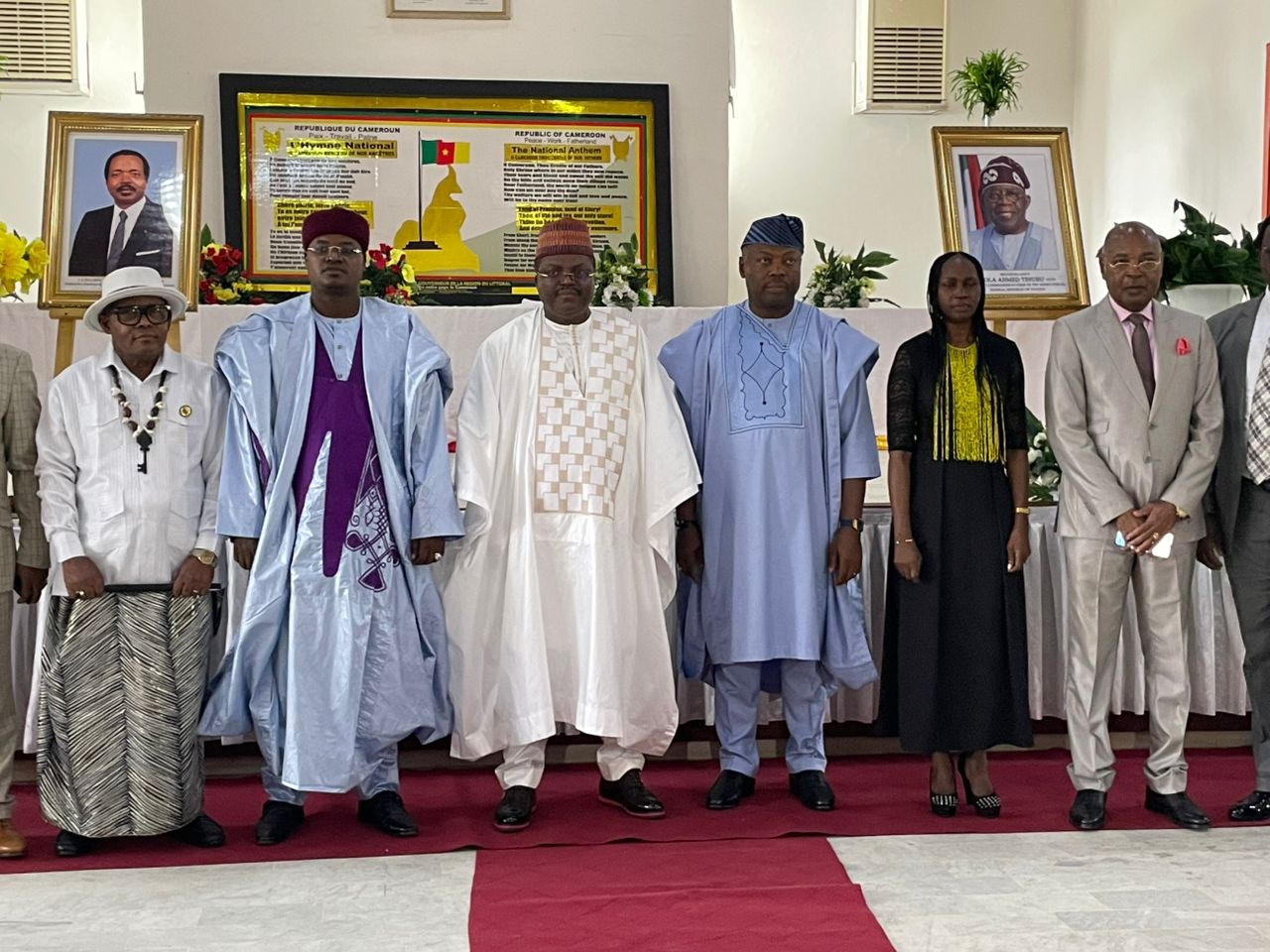 Douala  le nouveau consul général du Nigéria, Francis Ntui Enya, photo de famille