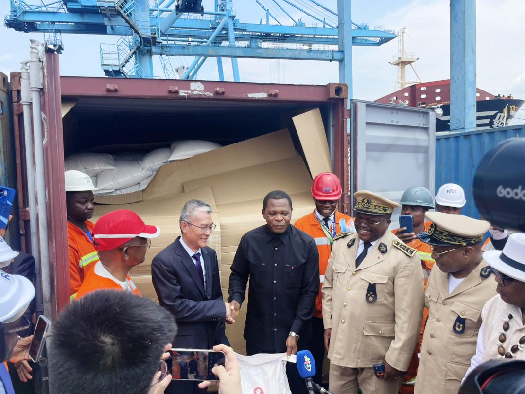 reception du don du gouvernement chinois au Cameroun par le Ministre de l'Administration territorial