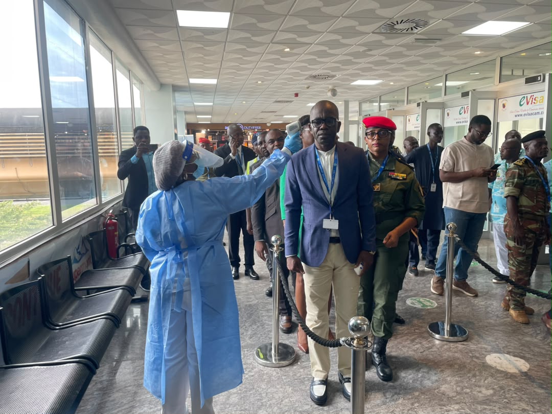 screening d'un passagers entrant a l'aeroport de Douala
